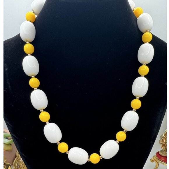 Vintage Lucite Yellow & White Beaded Necklace Retro Statement Chunky - Picture 1 of 8